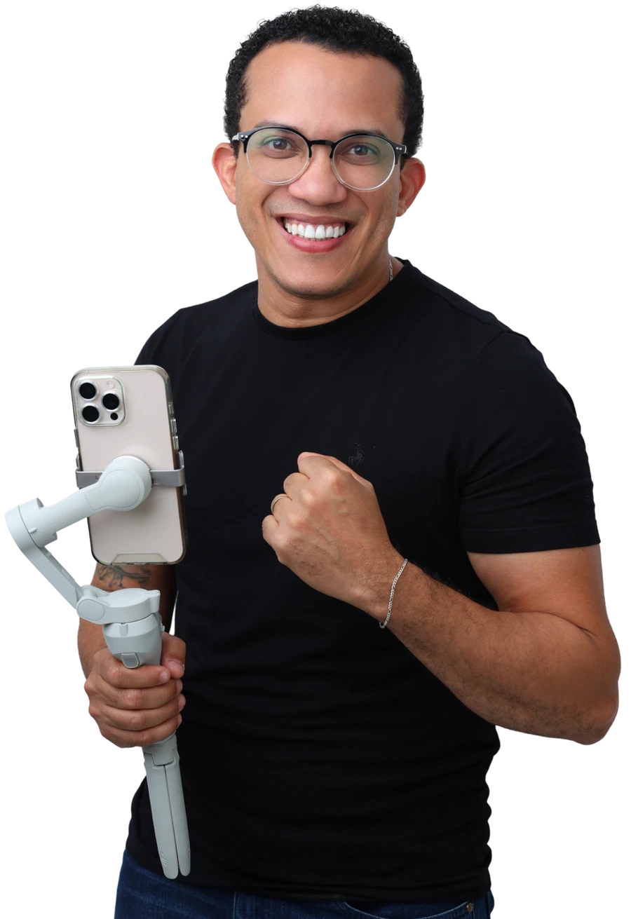 Rafael do Marketing segurando o celular no gimbal